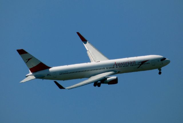 BOEING 767-300 (OE-LAZ) - Final approach, spring 2021.