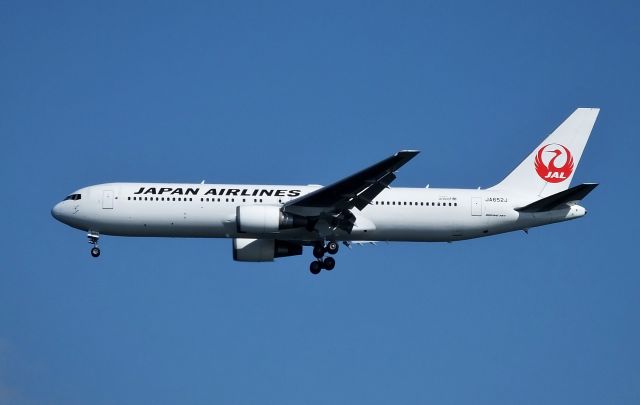 BOEING 767-300 (JA652J) - Final approch to HND rwy34L.(2016/02/10)