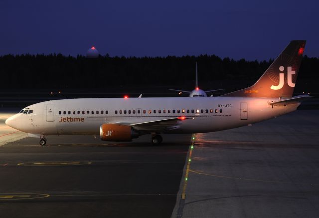 BOEING 737-300 (OY-JTC)