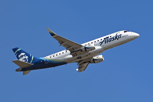 Embraer 175 (N643QX)