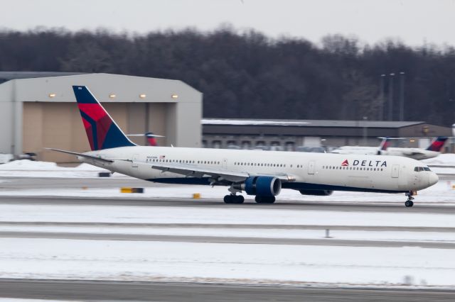 BOEING 767-400 (N840MH) - Delta 767-400 slowing down on 21L after its domestic flight from Fort Myers (RSW) Florida.