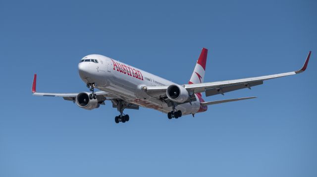 BOEING 767-300 (OE-LAE) - Final runway 24L on a clear afternoon sky