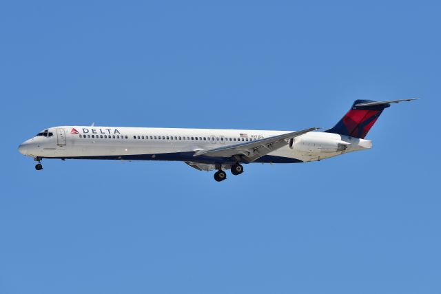 McDonnell Douglas MD-88 (N971DL) - Runway 32 04-09-20