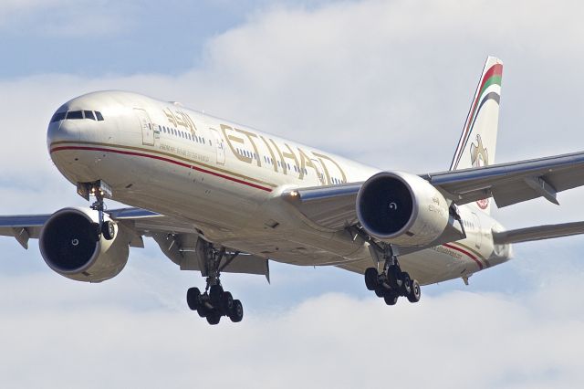 BOEING 777-300ER (A6-ETJ)