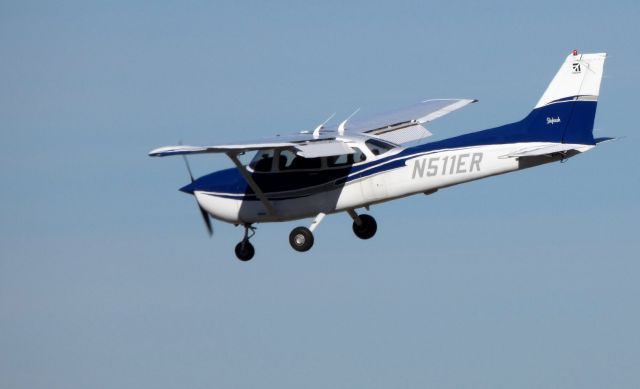 Cessna Skyhawk (N511ER) - On final is this 2001 Cessna Skyhawk C172S in the Winter of 2019.