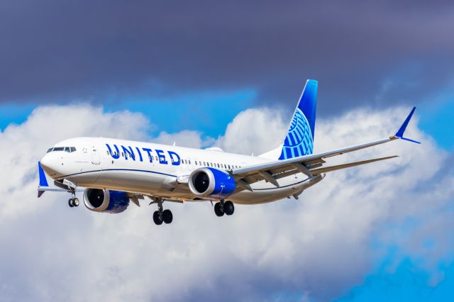 Boeing 737 MAX 9 (N77544) - A United Airlines 737 MAX 9 landing at PHX on 2/26/23. Taken with a Canon R7 and Tamron 70-200 G2 lens.