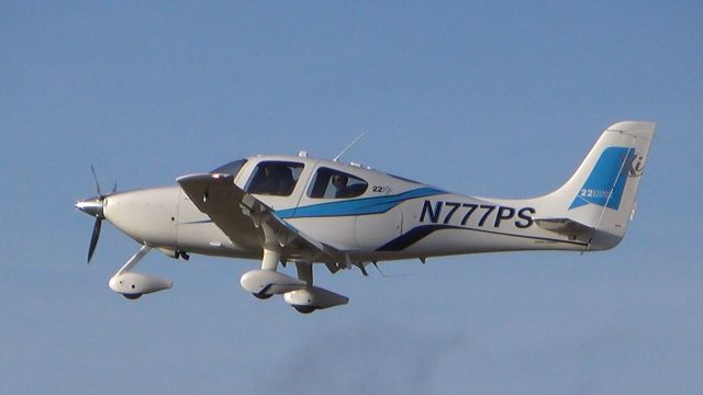 Cirrus SR-22 (N777PS) - Atterrissage vers 15h30 à LFOX, ancienne livrée