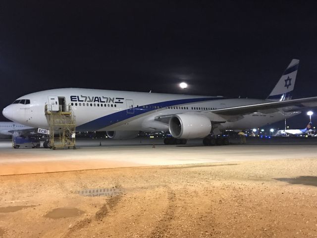 Boeing 777-200 (4X-ECB) - 4X-ECB after getting a new paint scheme