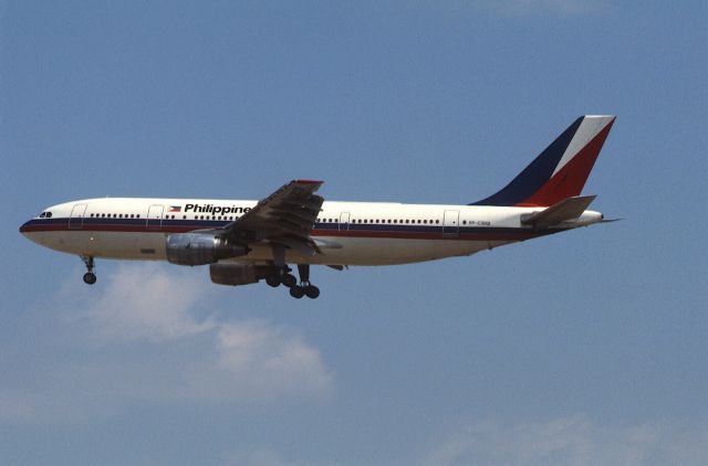 Airbus A300F4-600 (RP-C3001) - Final Approach to Narita Intl Airport Rwy34 on 1986/04/12
