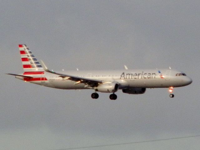 Airbus A321 (N128AN)