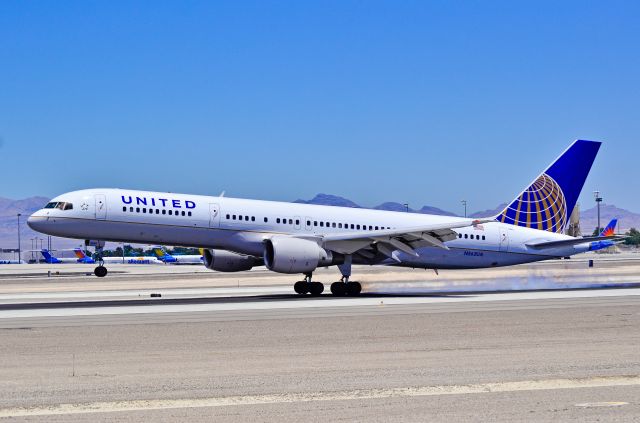 Boeing 757-200 (N562UA) - United Airlines Boeing 757-222 N562UA / 5462 (cn 26664/487)  - Las Vegas - McCarran International (LAS / KLAS) USA - Nevada, June 27, 2012 Photo: Tomás Del Coro