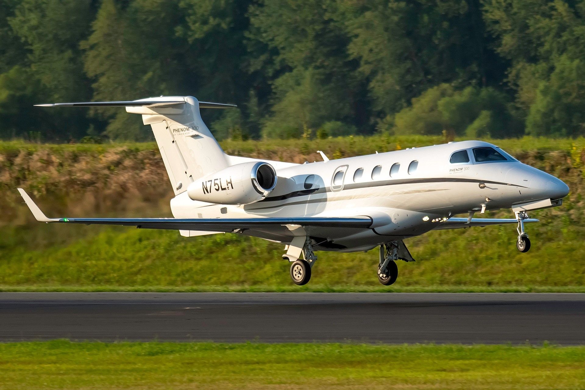 Embraer Phenom 300 (N75LH)