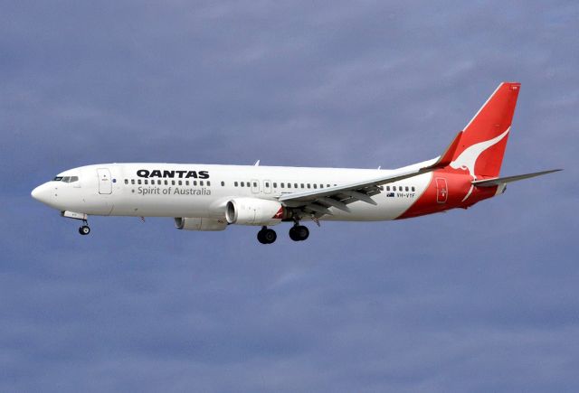 Boeing 737-800 (VH-VYF) - QANTAS - BOEING 737-838 - REG VH-VYF (CN 33994/1727) - ADELAIDE INTERNATIONAL AIRPORT SA. AUSTRALIA - YPAD 30/4/2015