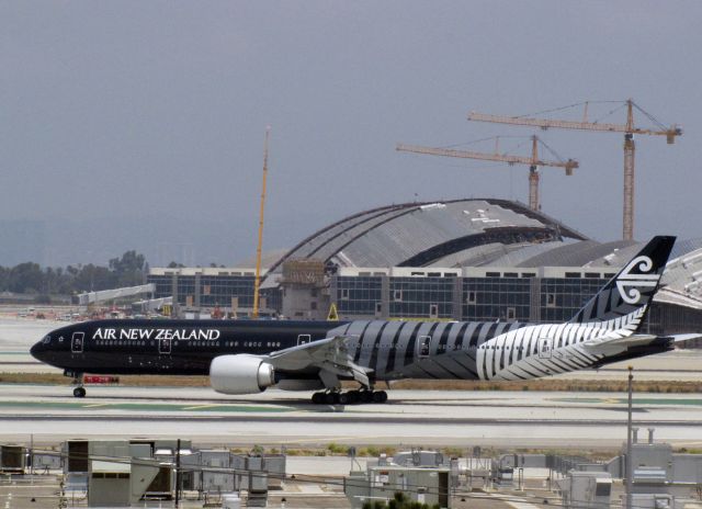 BOEING 777-300ER (ZK-OKQ) - Arriving from Auckland. Special treat for me to see this bird!