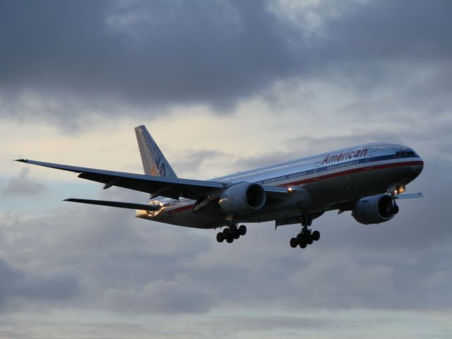 Boeing 777-200 (N795AN)