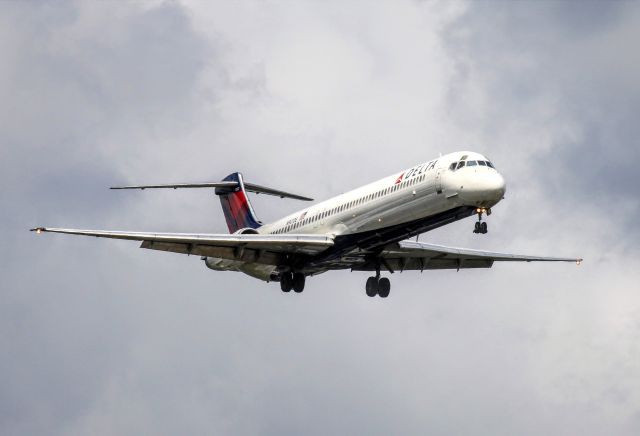 McDonnell Douglas MD-88 (N907DE)