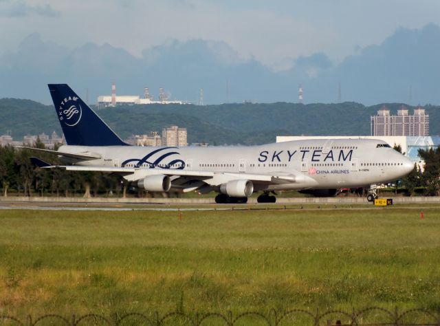 Boeing 747-400 (B-18206)