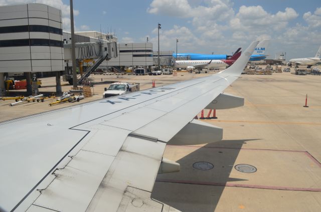 Embraer ERJ-190 (XA-ACN) - XA-ACN waiting to push and start in KIAH