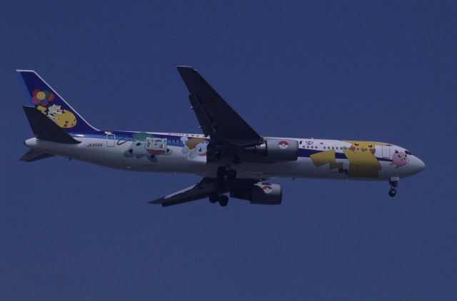 BOEING 767-300 (JA8569) - Final Approach to Tokyo-Haneda Intl Airport Rwy16L on 1998/06/18 " Pokemon c/s "