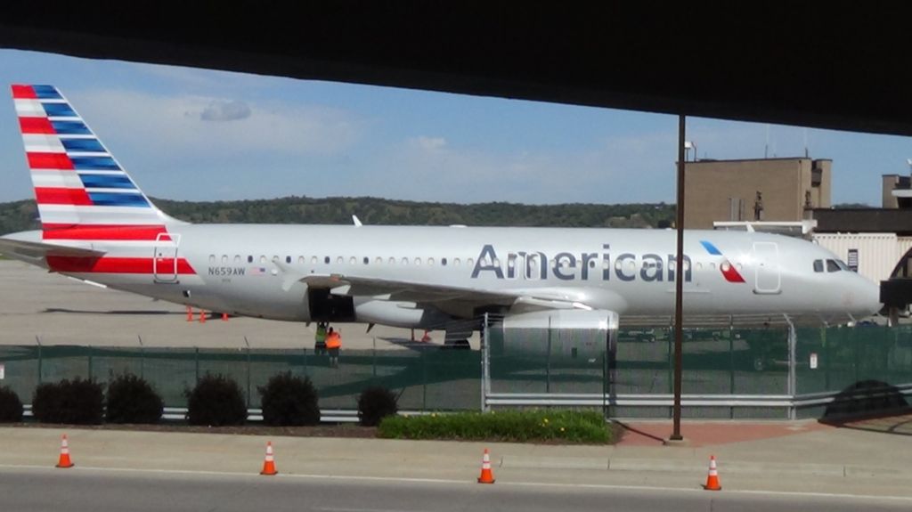 N659AW — - An American A320-200 waits at gate B11 for its departure to KPHX.     Taken September 10, 2015.