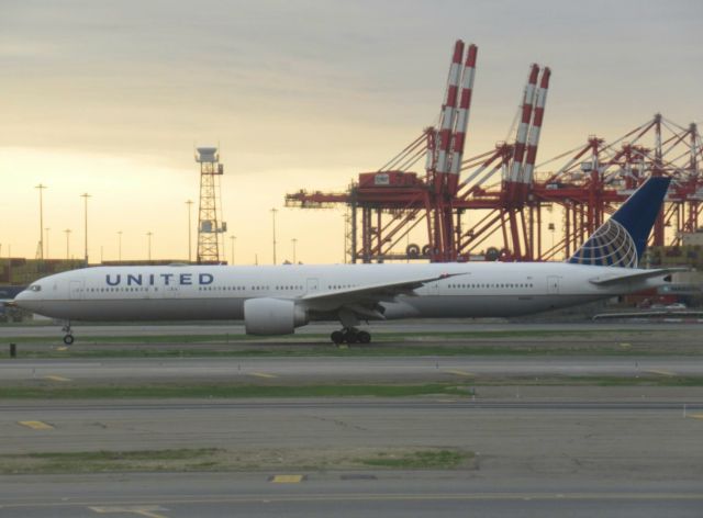 BOEING 777-300ER (N2243U)