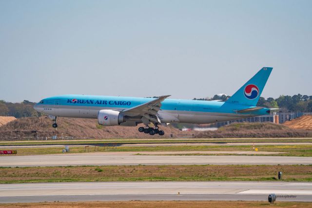Boeing 777-200 (HL8076) - Korean Air Cargo, landing at ATL