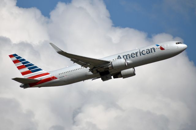 BOEING 767-300 (N347AN) - AAL9458 departing for the short flight to IAH.