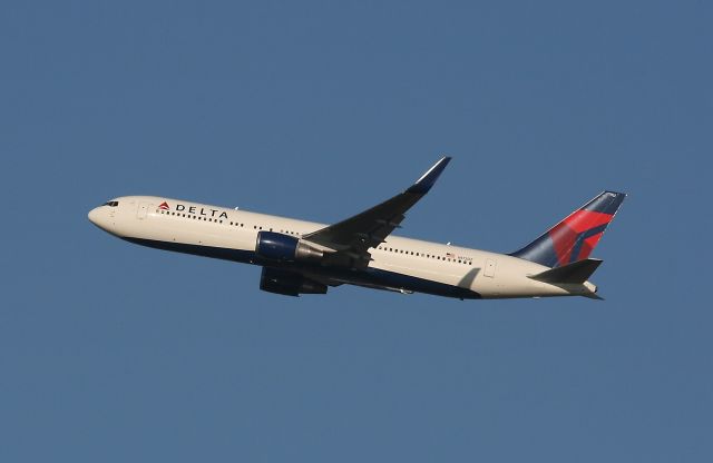 N172DZ — - Boing 767-332ER, Roissy Charles De Gaulle Airport (LFPG-CDG)