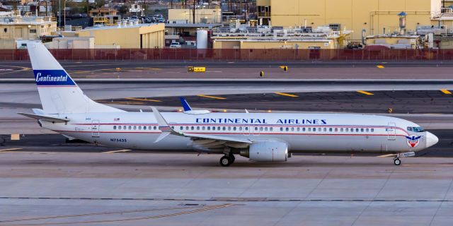 Boeing 737-900 (N75435) - A United Airlines 737-900 in Continental Airlines retro livery taxiing at PHX on 2/6/23. Taken with a Canon R7 and Tamron 70-200 G2 lens.