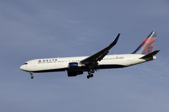 BOEING 767-300 (N179DN) - Final Approach to NRT Airport R/W34L on 2012/01/03