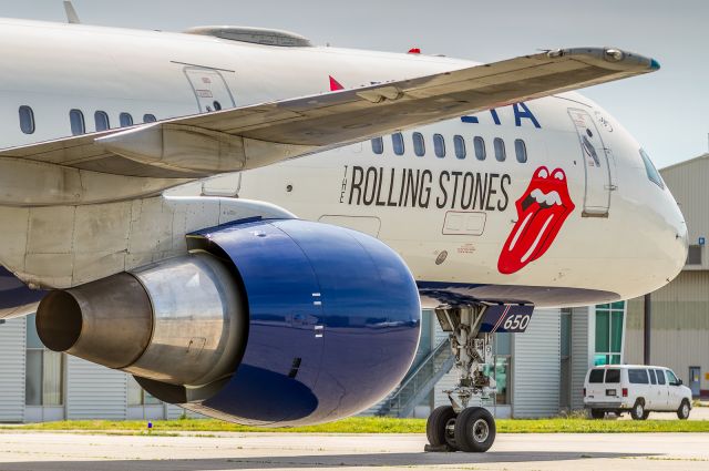 Boeing 757-200 (N650DL) - Rolling Stones in town!