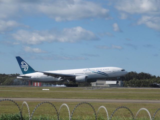 Boeing 777-200 (ZK-OKB)