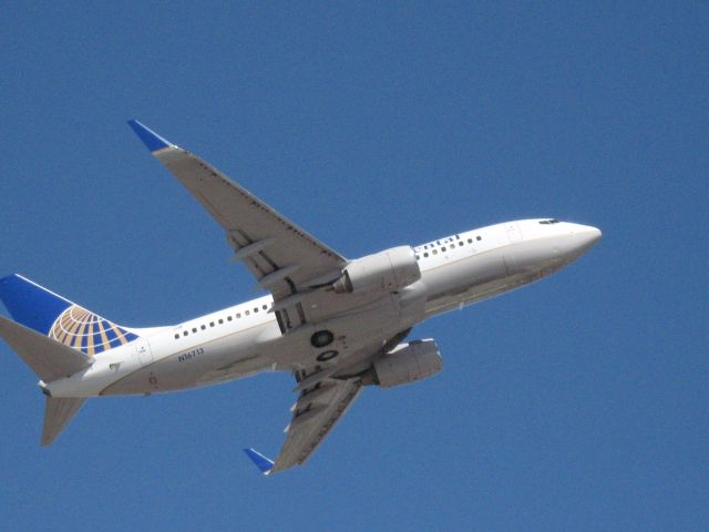 Boeing 737-700 (N16713) - Taking off from RWY 19R