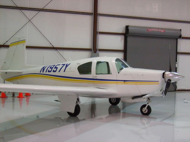 Mooney M-20 (N1957Y) - Mooney in the hangar