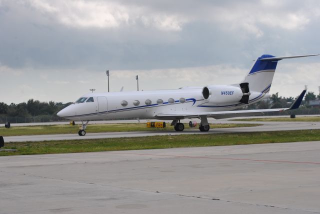 N450EF — - G-IV with its crew and passengers heading to the departure end ..br /Jan 2017 