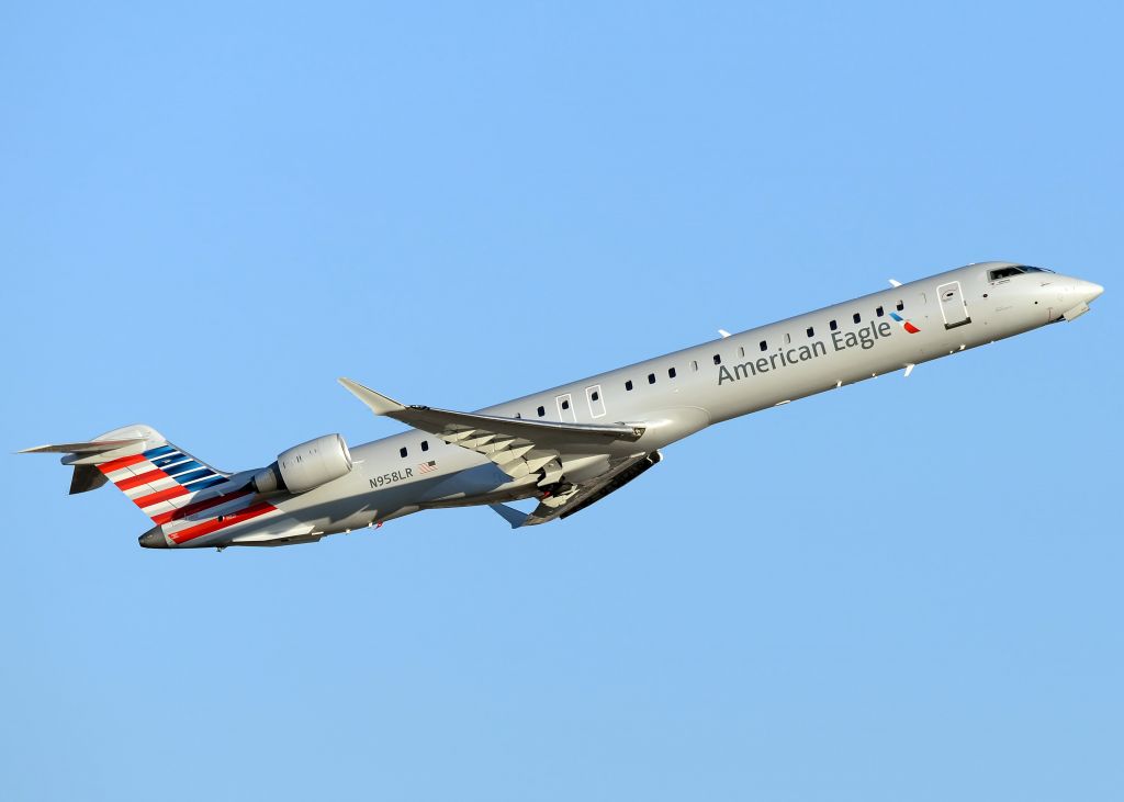 Canadair Regional Jet CRJ-900 (N958LR)