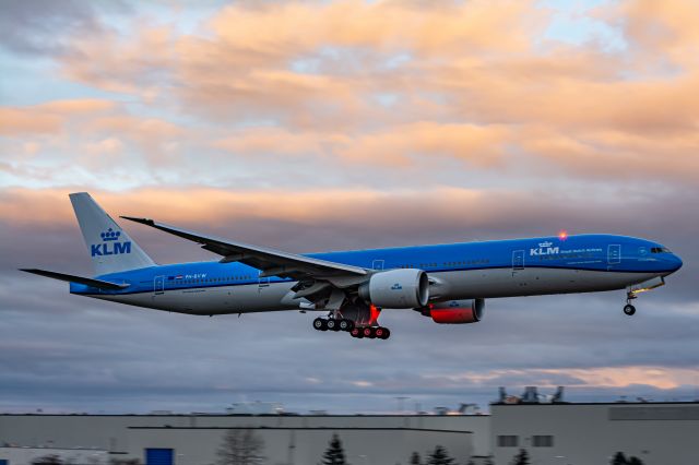 Boeing 777-200 (BOE573) - Freshly Painted BOE537 on final to KPAE 28 Jan 2021