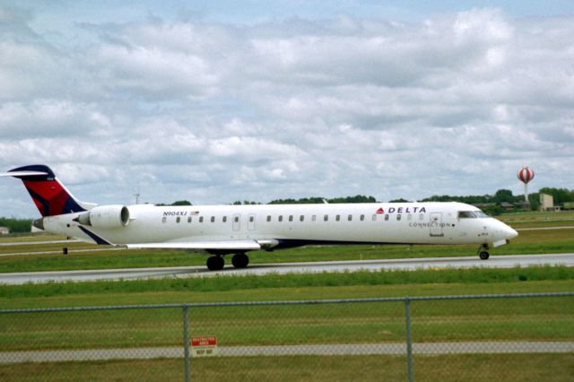 Canadair Regional Jet CRJ-900 (N904XJ) - Taxiing out for takeoff Rwy 36