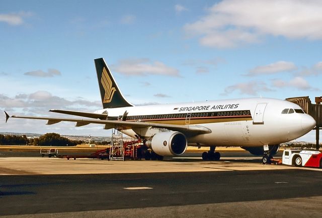 Airbus A330-300 (9V-STB) - SINGAPORE AIRLINES - AIRBUS A310-324 - REG : 9V-STB (CN 669) - ADELAIDE INTERNATIONAL AIRPORT SA. AUSTRALIA - YPAD (5/11/1993)