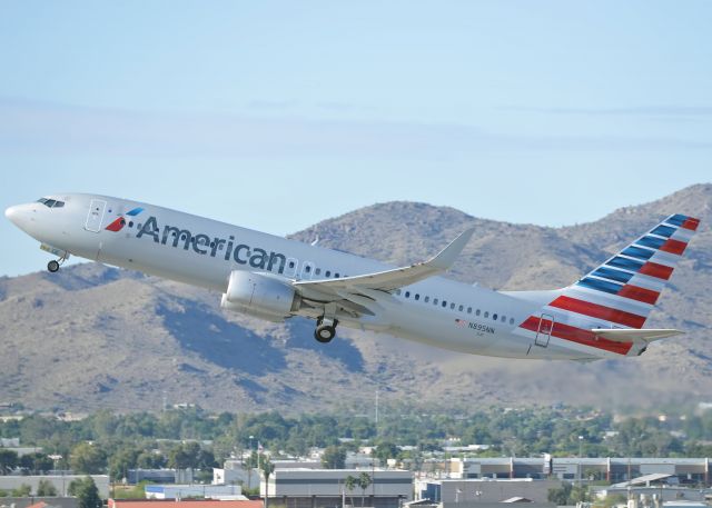 Boeing 737-800 (N895NN)