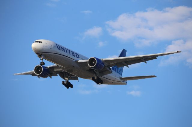 Boeing 777-200 (N787UA)