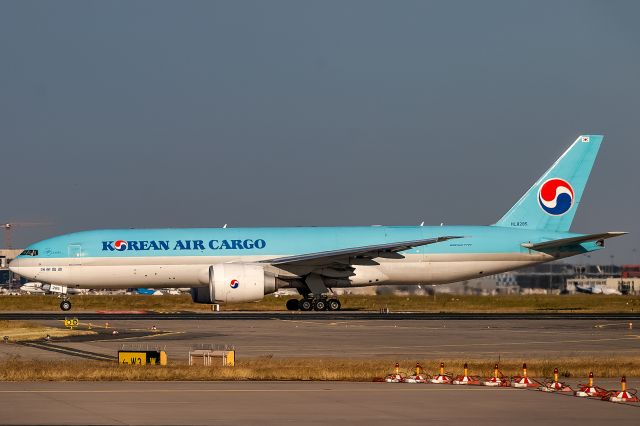 Boeing 777-200 (HL8285)