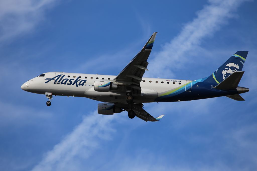 EMBRAER 175 (long wing) (N622QX)