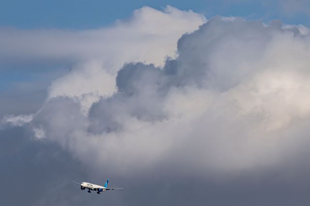 BOEING 777-300ER (N2749U)