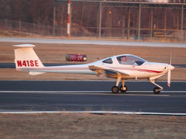 Diamond DA-20 (N41SE) - Taxiing off 20R at PDK on 02/16/2011