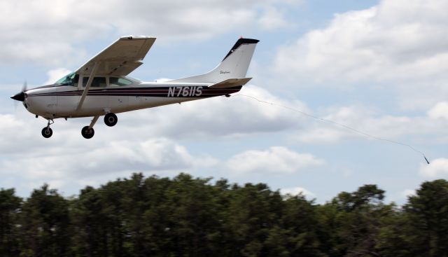 Cessna Skylane (N7611S) - The fine art of banner towing.