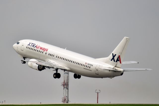 BOEING 737-400 (N313XA)