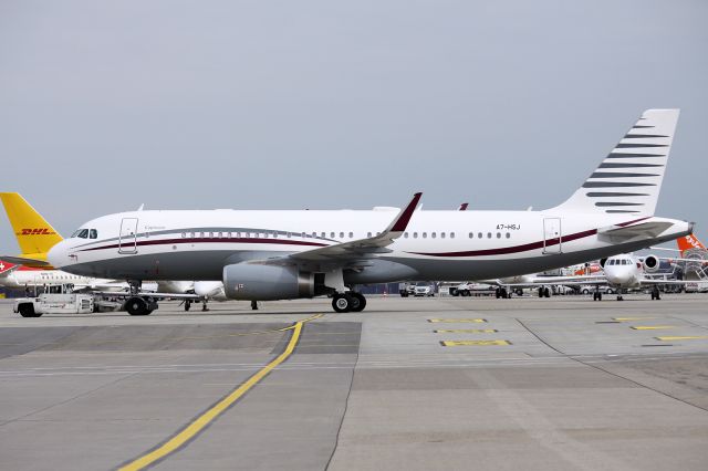 Airbus A320 (A7-HSJ)