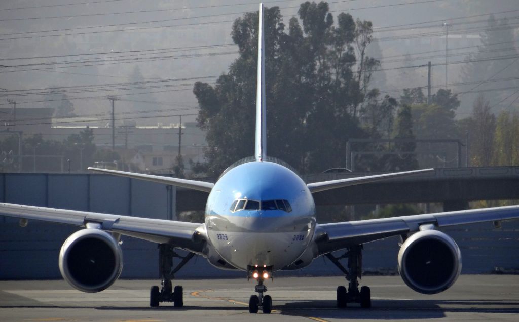 Boeing 777-200 (HL7721)