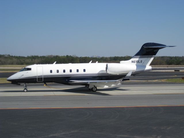 Bombardier Challenger 300 (N610LS)